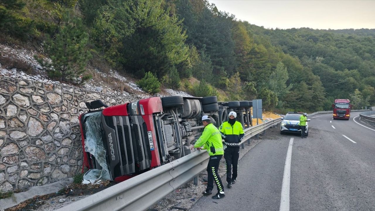 Bursa İnegöl'de Hayvan Yemi Yüklü Tır Devrildi: 2 Kişi Ağır Yaralandı