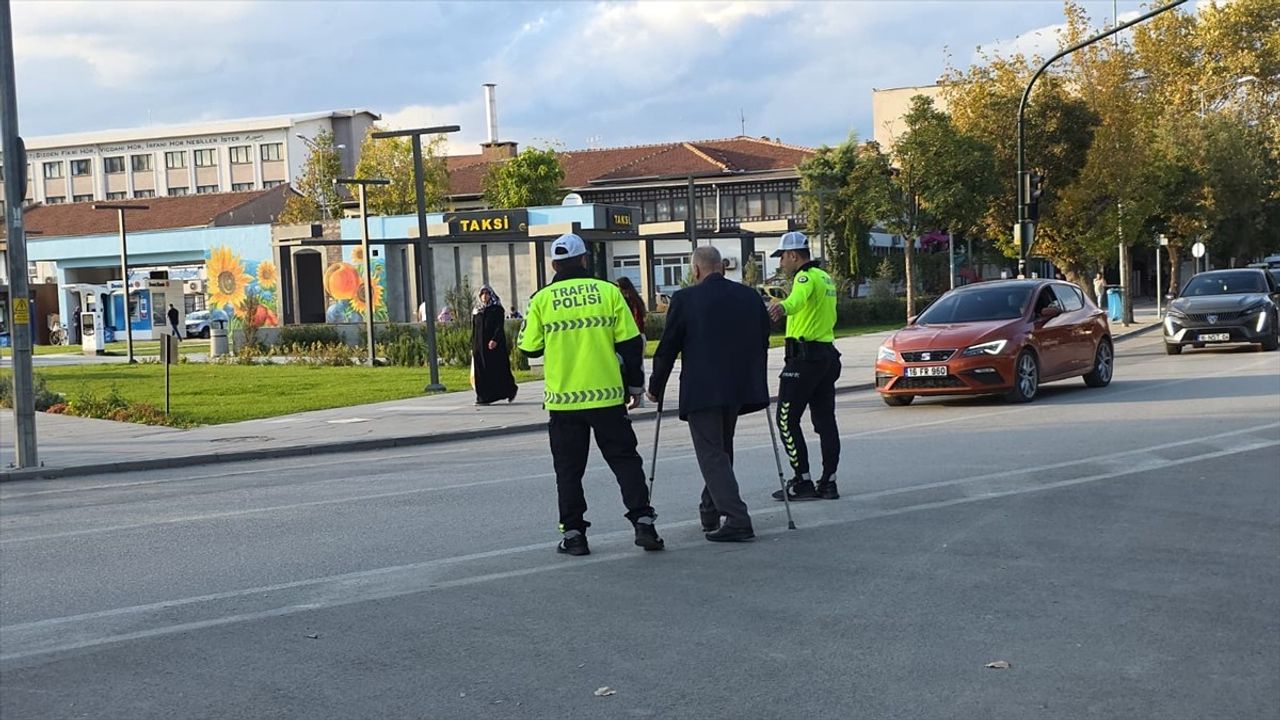 Bursa İnegöl'de Trafik Polisleri, Koltuk Değnekli Yaşlıya Yardım