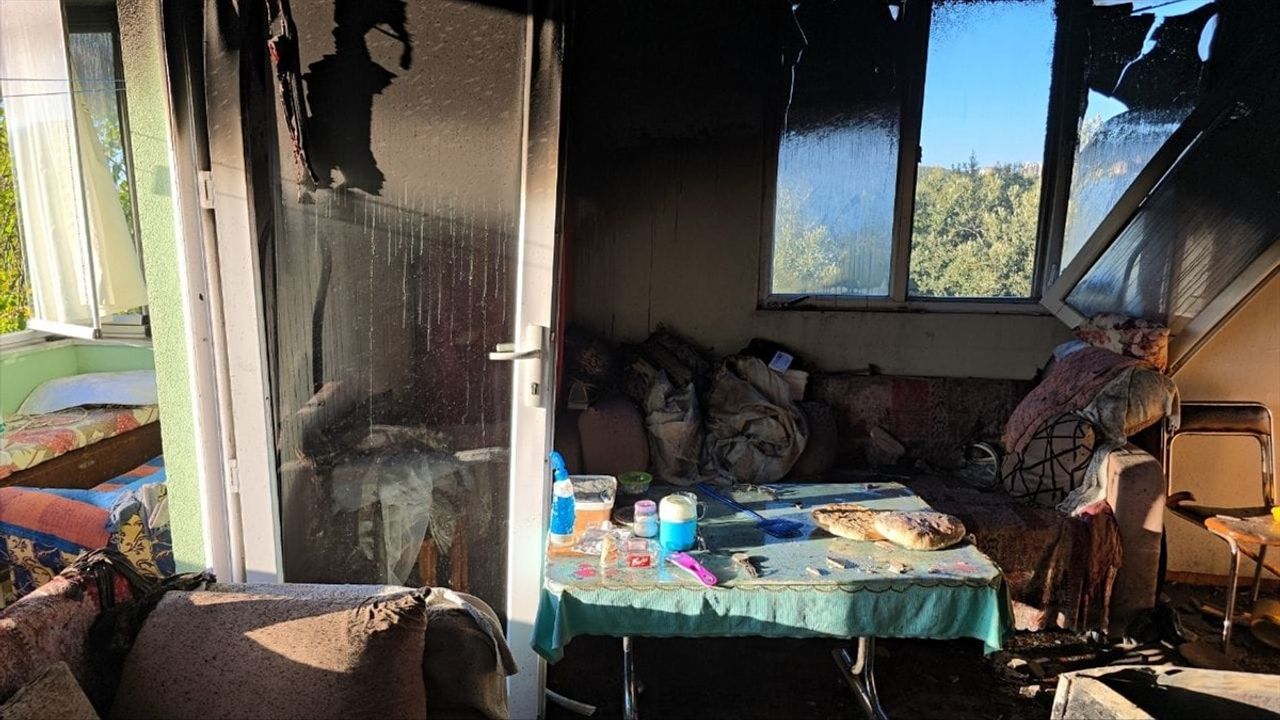 Bursa Mudanya'da Ev Yangını: Dumandan Etkilenen Yaşlı Çift Hastaneye Kaldırıldı