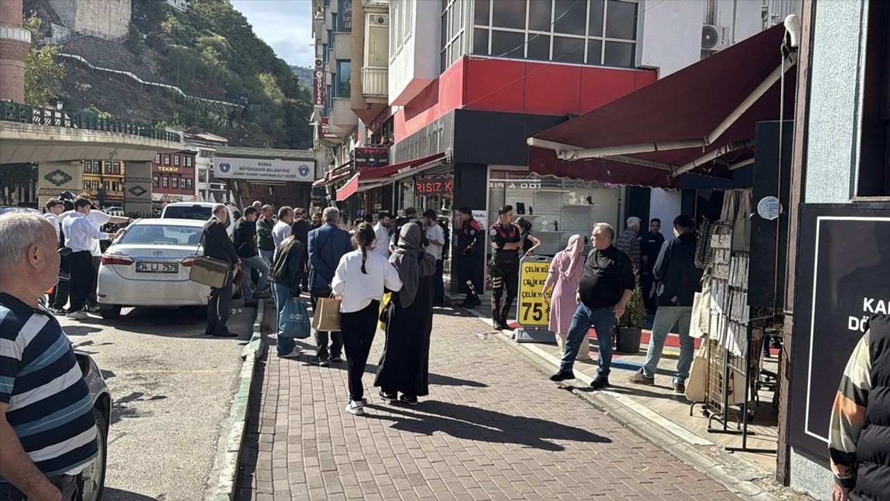 Bursa Osmangazi'de bıçaklı ve silahlı kavga: 4 yaralı