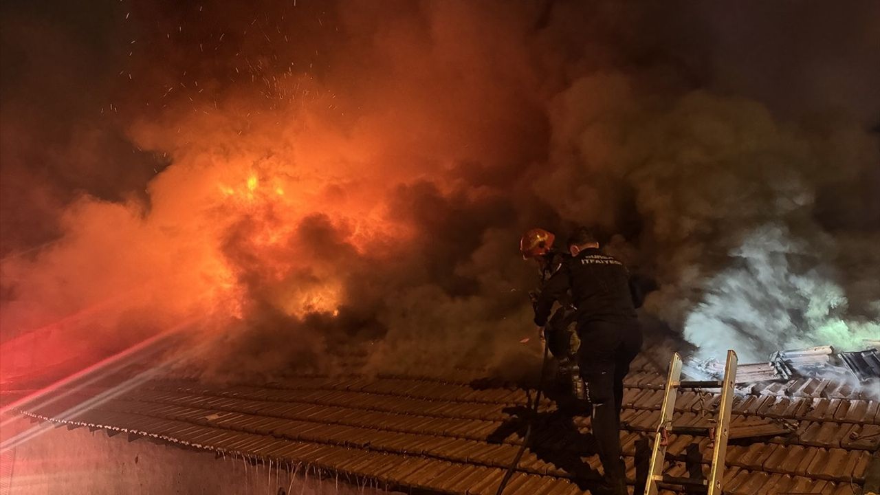 Bursa Osmangazi'de Yedek Parça Dükkanında Yangın: 4 İş Yeri Hasar Gördü