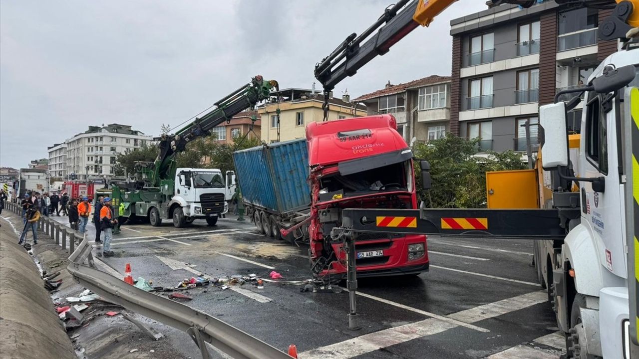 Büyükçekmece'de Devrilen Tır — D-100 Edirne İstikameti Trafiğe Açıldı