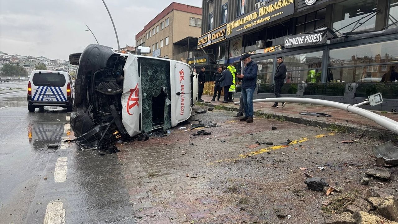 Büyükçekmece'de Minibüs Devrildi: 2 Kişi Yaralandı