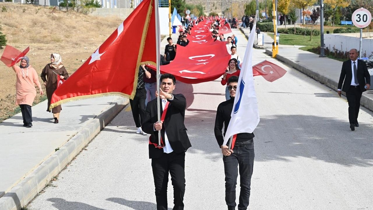 ÇAKÜ'de Cumhuriyetin 102. yılı 102 metrelik Türk bayrağıyla kutlandı
