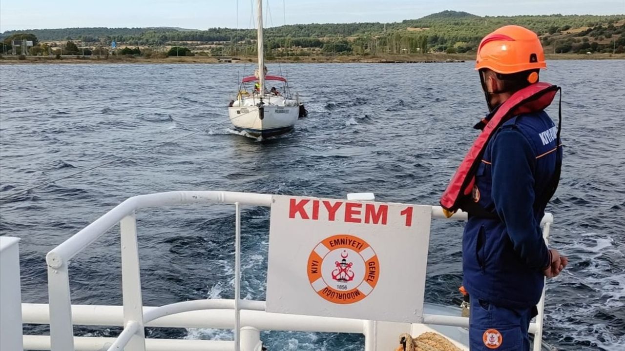 Çanakkale Boğazı'nda Sürüklenen 10 Metrelik Tekne Kurtarıldı