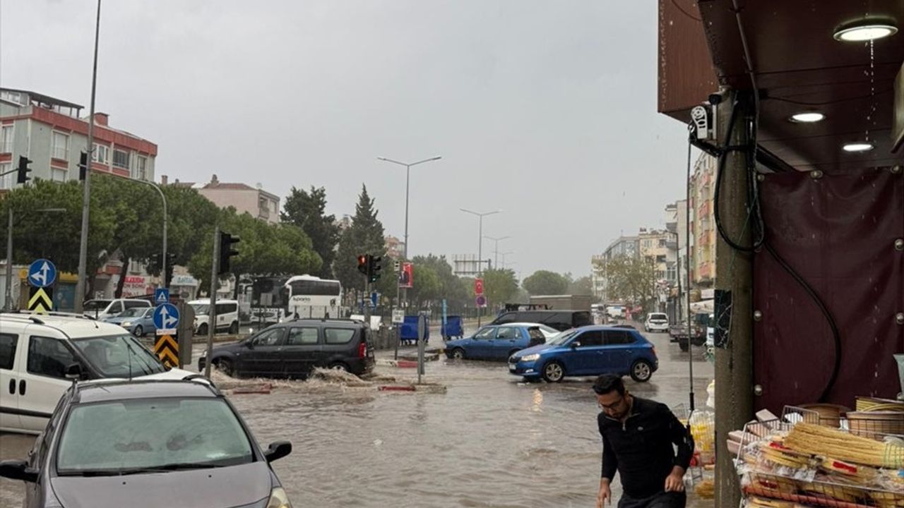 Çanakkale'de Gök Gürültülü Sağanak ve Lodos Hayatı Olumsuz Etkiledi