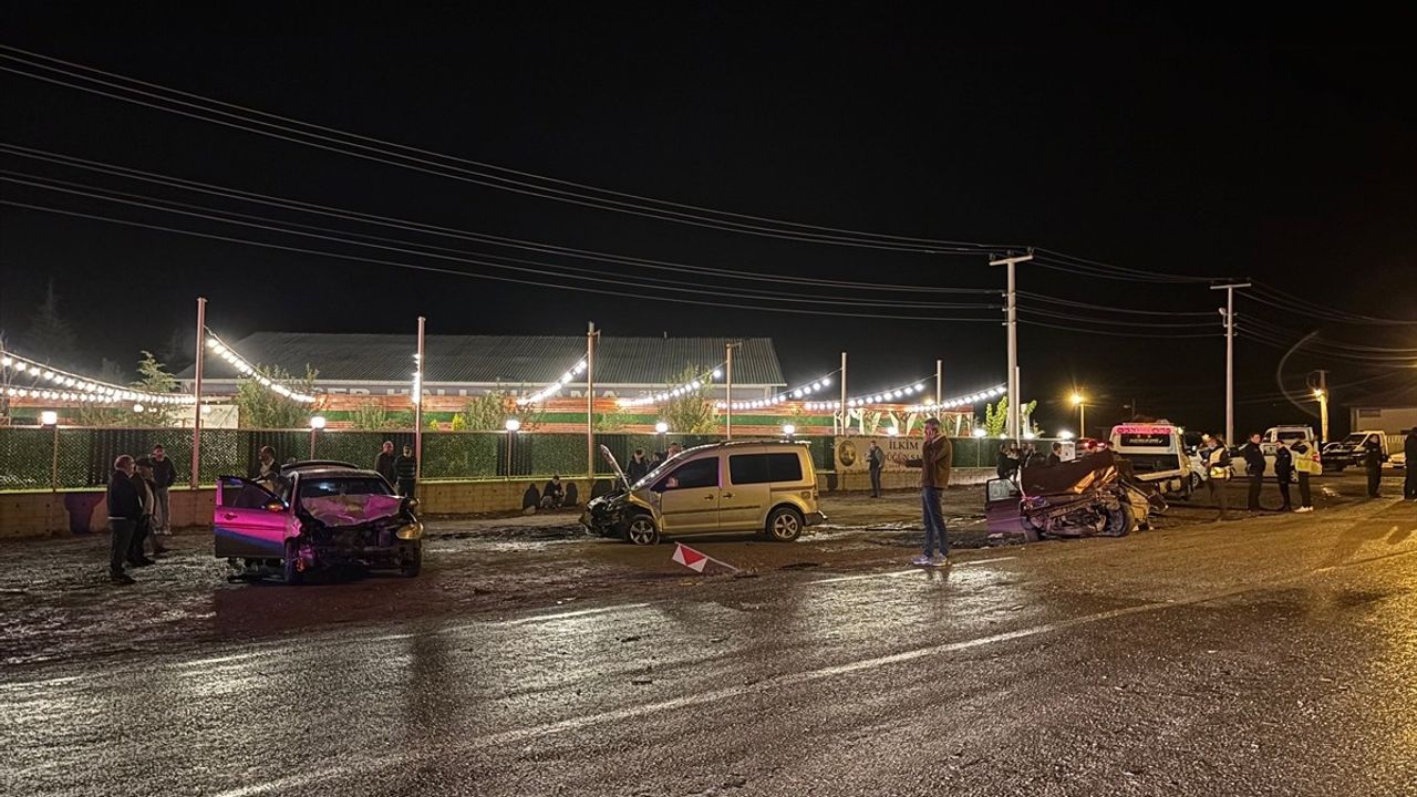 Çankırı'da 3 Araçlı Trafik Kazası: 9 Yaralı, 1'i Ağır