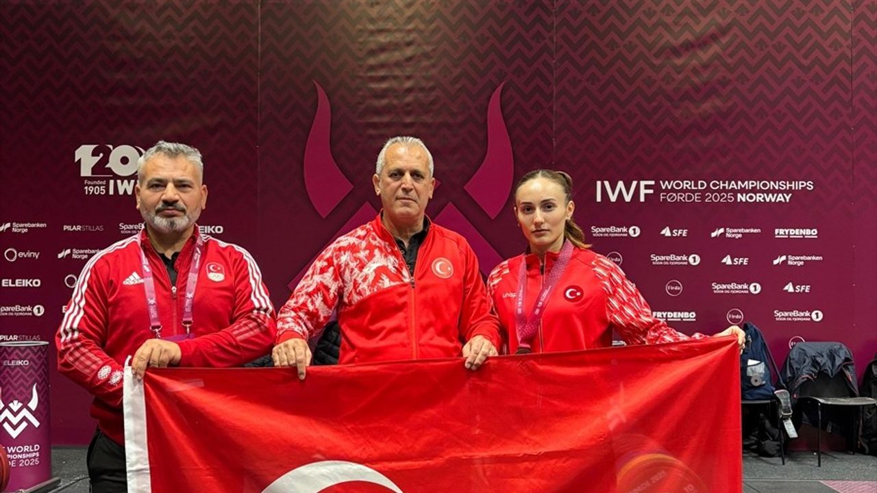 Cansel Özkan Dünya Halter Şampiyonası'nda Bronz Madalya