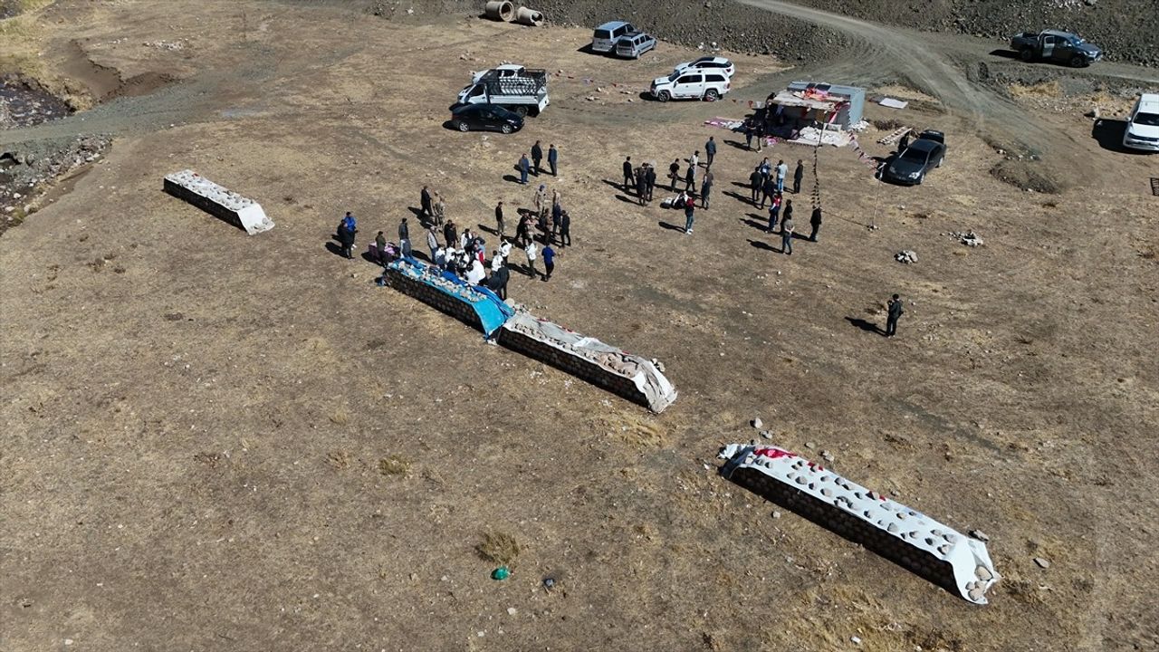 Çemikari Yaylası'nda Kara Kovan Pervari Balı Hasadı