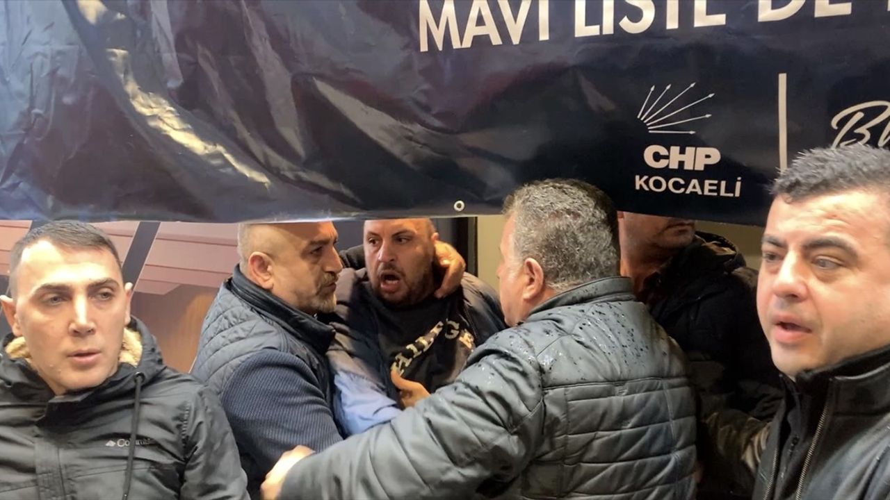 CHP Kocaeli İl Kongresi'nde Gazeteciye Saldırı ve Arbede