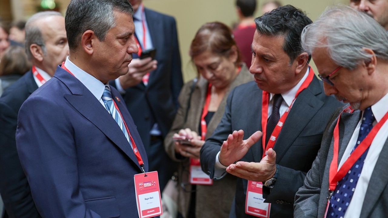 CHP Lideri Özgür Özel Amsterdam'da PES Kongresi'ne Katıldı