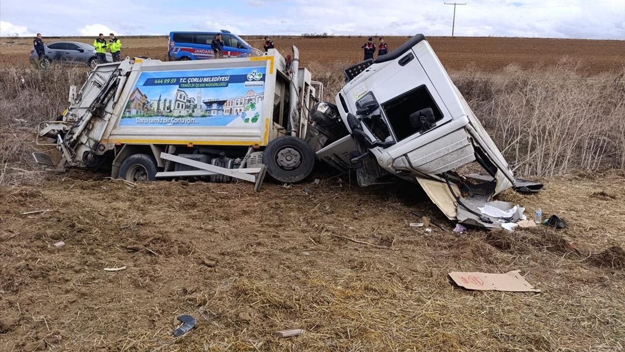 Çorlu'da Devrilen Çöp Kamyonu: 3 İşçi Yaralandı