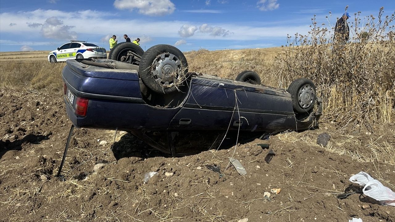 Çorum Alaca'da Lastik Patlaması: Otomobil Devrildi, 4 Kişi Yaralandı
