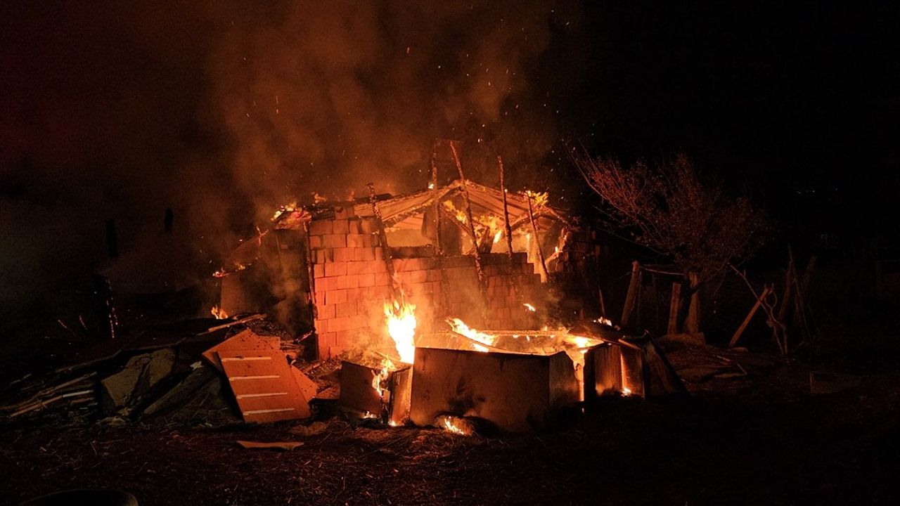 Çorum'da Ev Yangını: Aynı Aileden 7 Kişi Dumandan Etkilendi