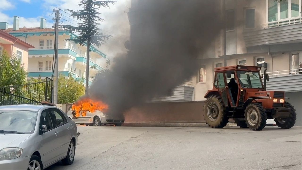 Çorum'da Kadın, Dini Nikahla Yaşadığı Kişinin Otomobilini Ateşe Verdi