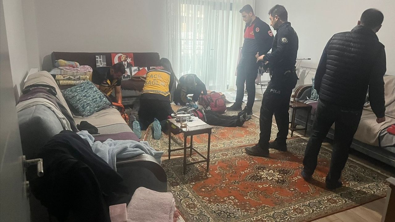 Çorum'da kalp krizi geçiren kişi pencereden giren sağlık ekipleri tarafından kurtarıldı