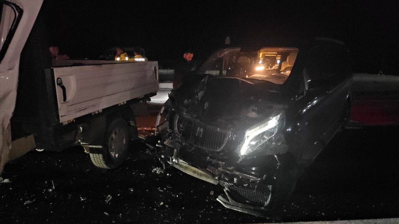 Çorum'da kamyonet-minibüs çarpışması: 7 yaralı, Anahtar Parti'li Hayati Çetin Ankara'ya götürüldü