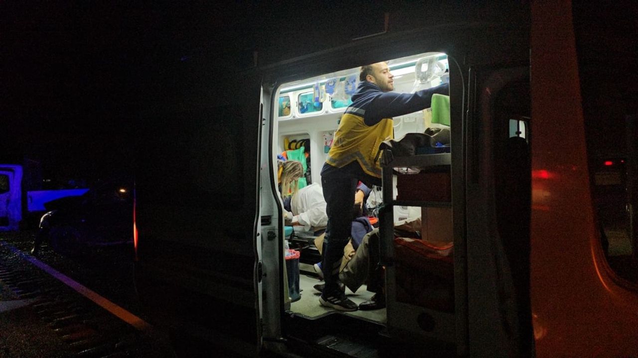 Çorum'da kamyonetle minibüs çarpıştı: 7 yaralı, Hayati Çetin'in bacağı kırıldı