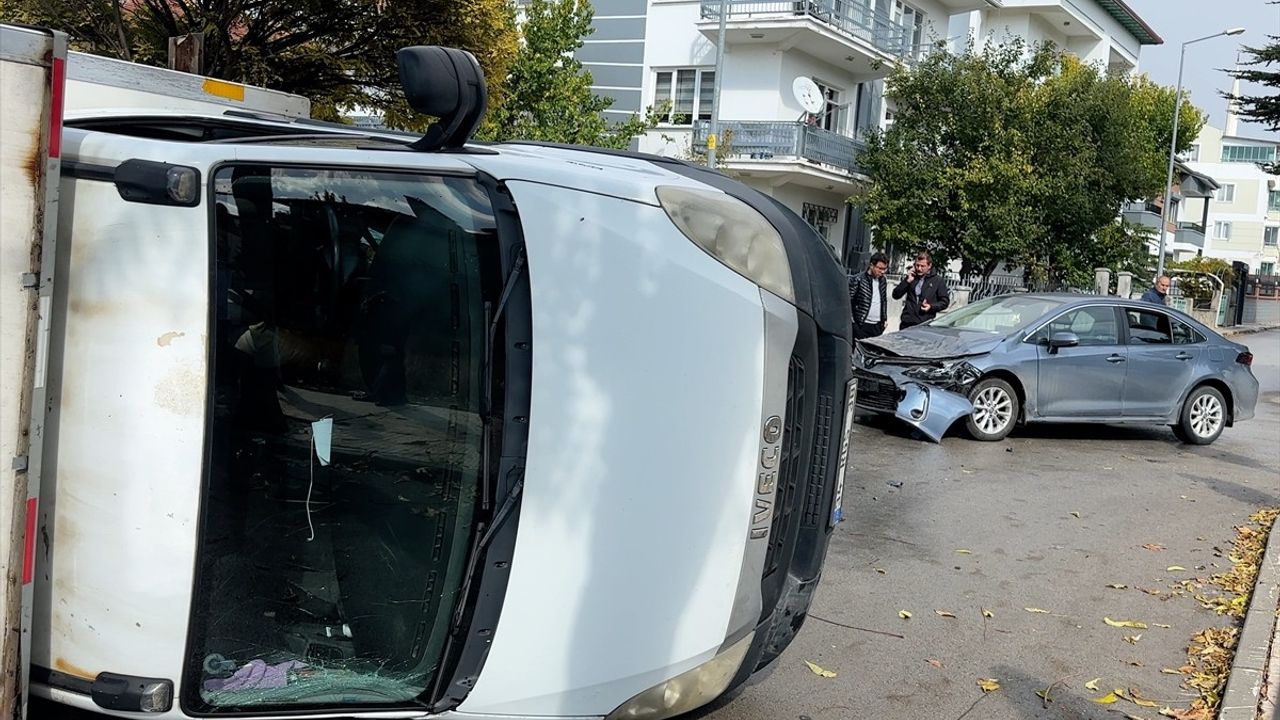 Çorum'da Otomobil ile Kamyonet Çarpıştı: 5 Kişi Yaralandı (Biri Çocuk)