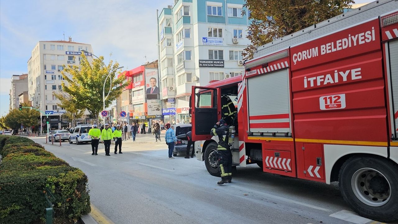 Çorum'da Seyir Halindeki Otomobil Alev Aldı