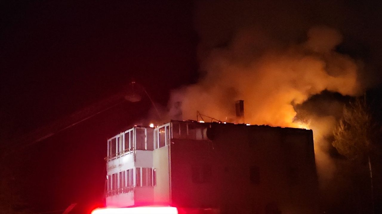 Çorum'da yıldırım isabeti sonrası Celilkırı'da ev yangını söndürüldü