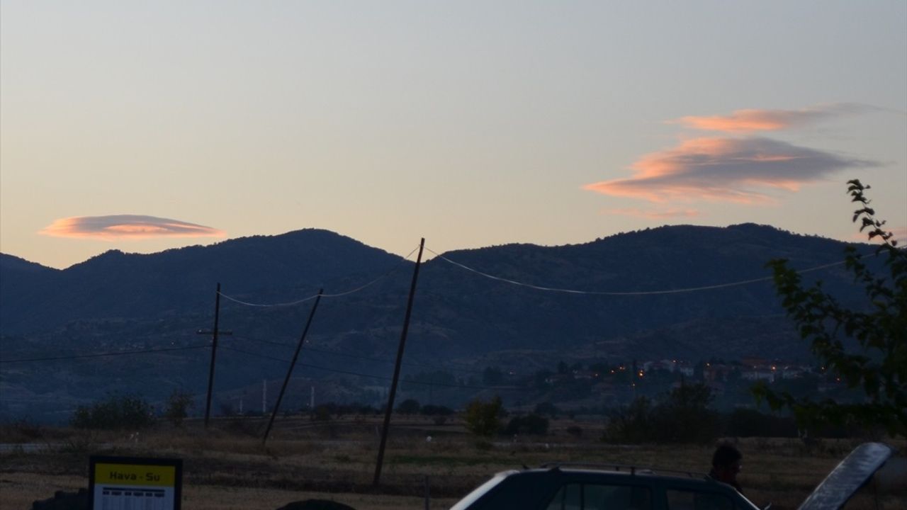 Çorum Dodurga'da Çok Katmanlı Mercek Bulutu Görüntülendi