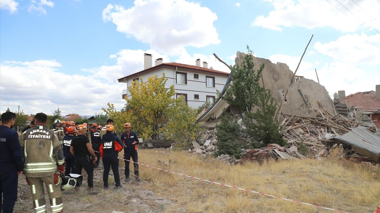 Çubuk'ta Deprem Riski Nedeniyle Boşaltılan 4 Katlı Bina Çöktü