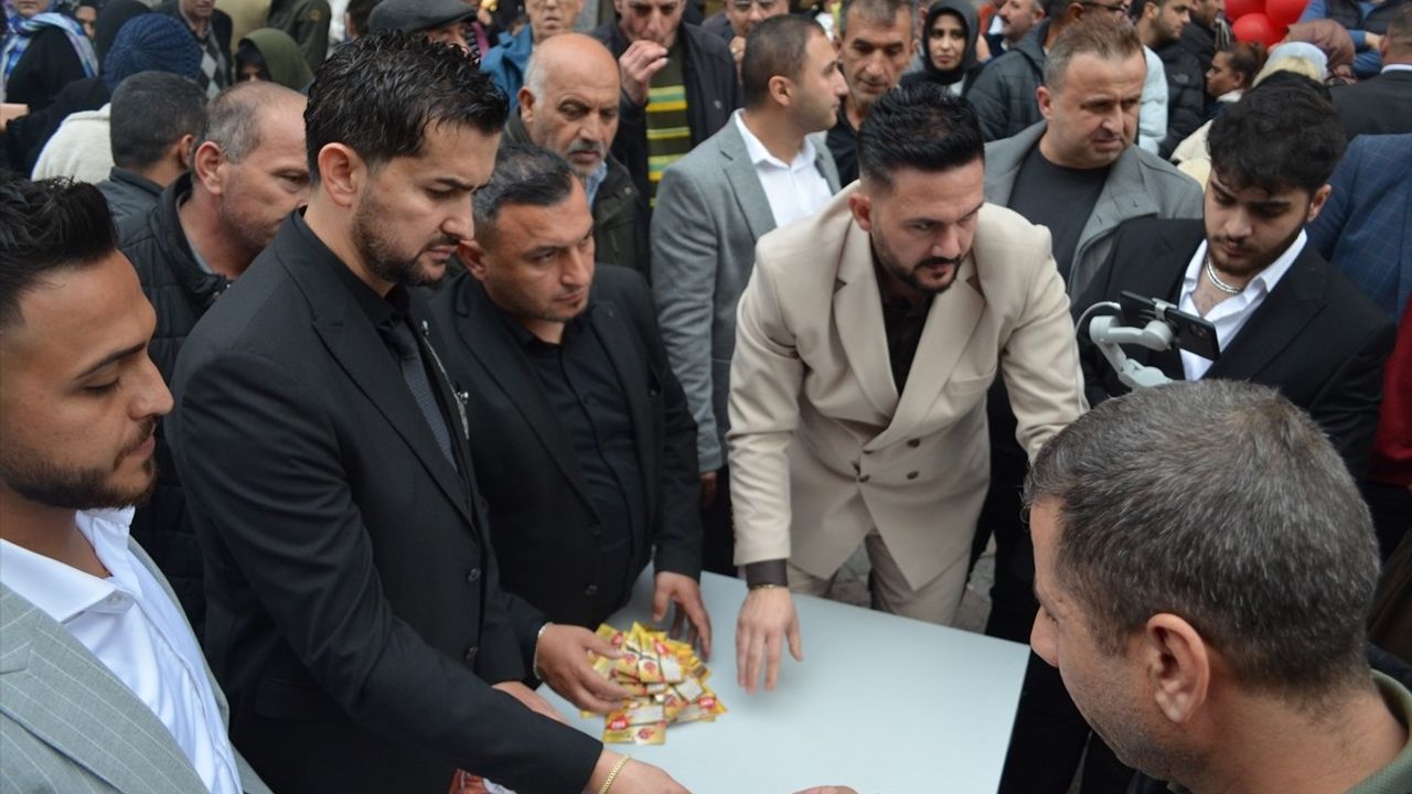 Darıca'da kuyumcu açılışı: Altın ve saat dağıtımı yoğunluğa neden oldu