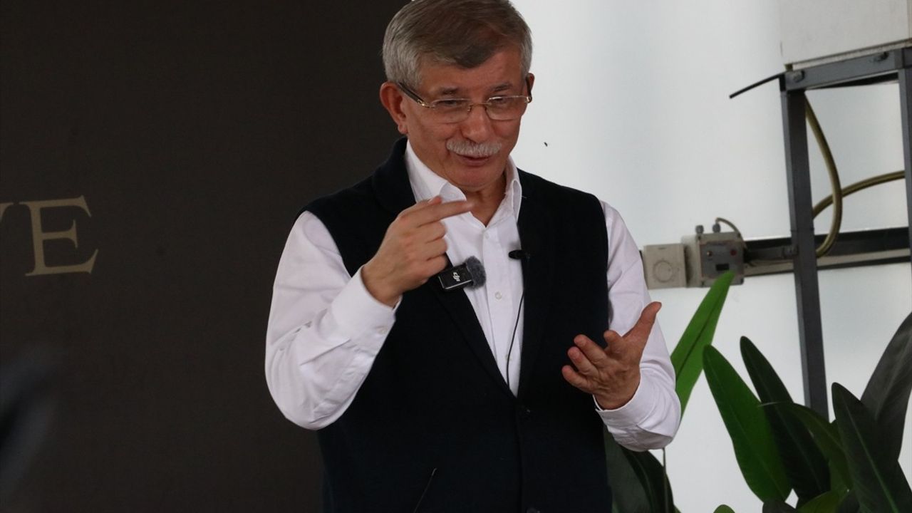 Davutoğlu Kayseri'de 'Küresel Vicdan' Söyleşisinde: 'İnsanlığın Yüreği Gazze ile Atıyor'