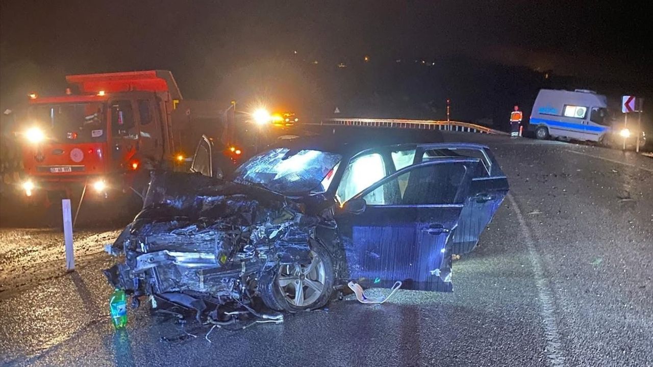 Denizli Acıpayam'da Otomobil ve Kamyonet Çarpıştı: 1 Ölü, 4 Yaralı