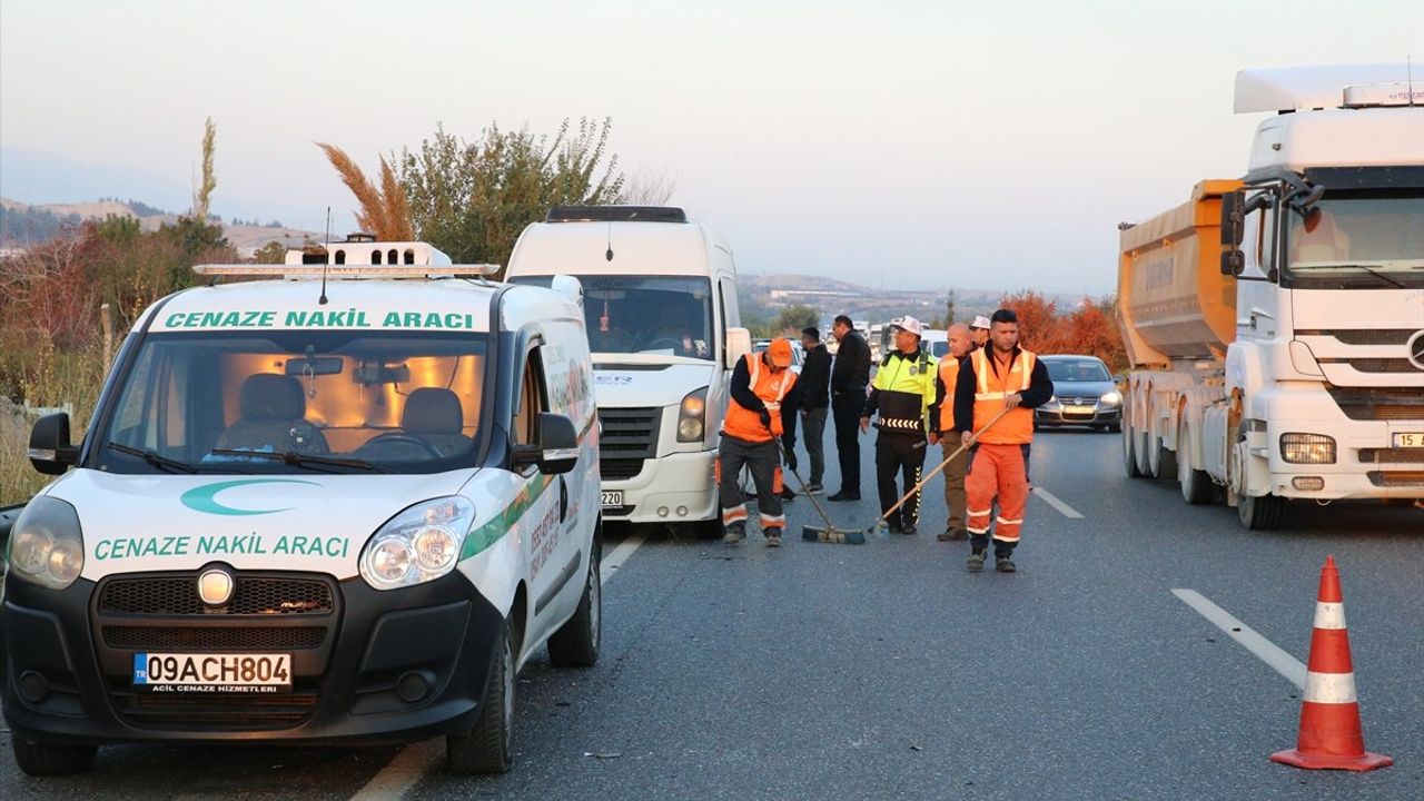 Denizli Pamukkale'de kamyon minibüse çarptı: 1 ölü