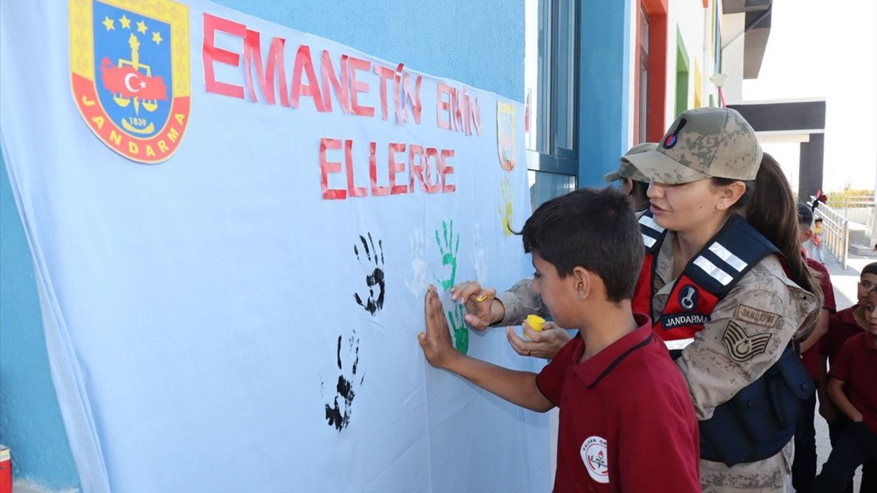 Diyarbakır'da Jandarmadan Eğil'de Çocuklara Cumhuriyet Bayramı Sürprizi