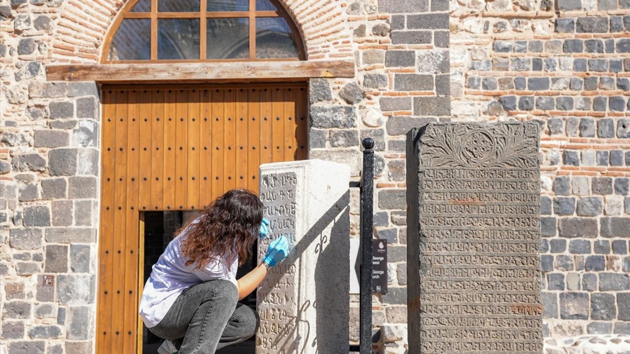 Diyarbakır Hani'de Kiril Yazılı Mezar Kapağı İncelenecek