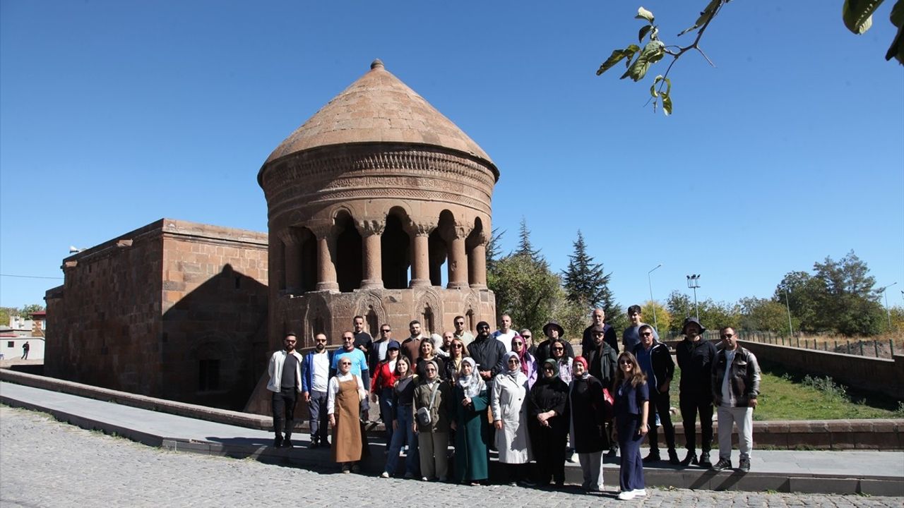 Doğaseverler Bitlis Ahlat'ta: 40 Kişilik Grup Kültürel Miras Gezisinde