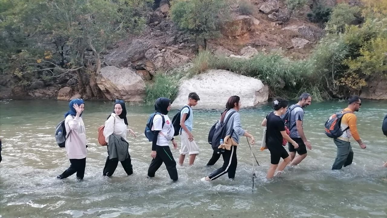 Doğaseverler Zore Kanyonu'nda 12 km yürüdü — Şanlıurfa'dan 50 kişilik grup