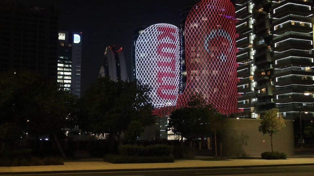 Doha'da Sembolik Binalar 29 Ekim'de Türk Bayrağıyla Işıklandırıldı