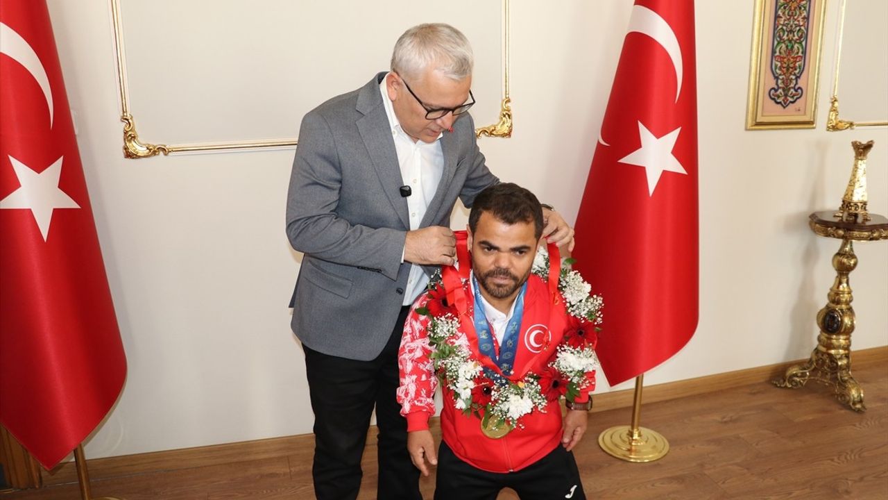 Dünya Şampiyonu Abdullah Kayapınar Sivas'ta Davul Zurnayla Karşılandı