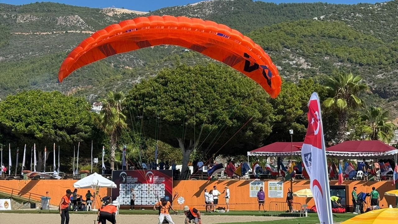 Dünya Yamaç Paraşütü Hedef Şampiyonası Alanya'da Sürüyor
