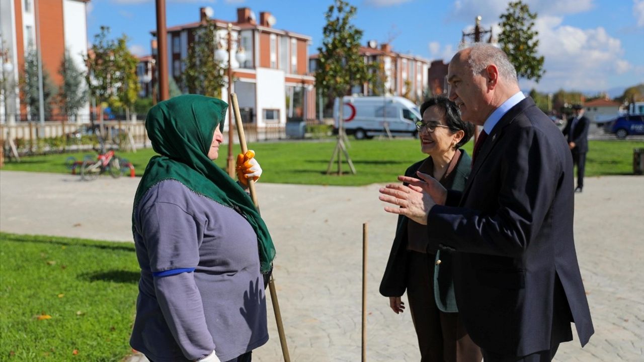Düzce'de Başkan Özlü, Bayrak Hassasiyeti Gösteren Temizlik İşçisini Ödüllendirdi