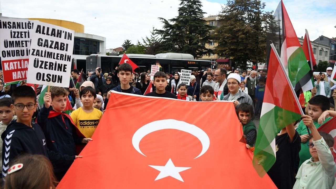 Düzce'de Küresel Sumud Filosu'na Destek Yürüyüşü