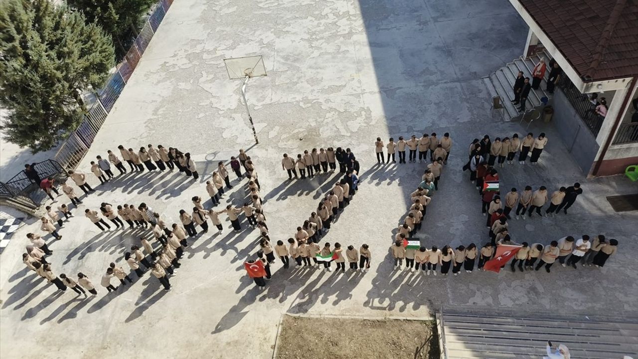 Düzce'de Öğrencilerden Küresel Sumud Filosu'na 'Gazze' Koreografisiyle Destek