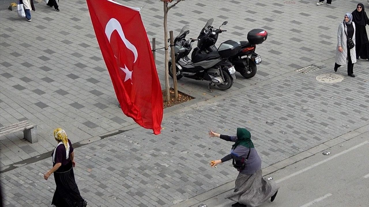 Düzce'de Sosyal Deney: Vatandaşların Bayrak Hassasiyeti Öne Çıktı