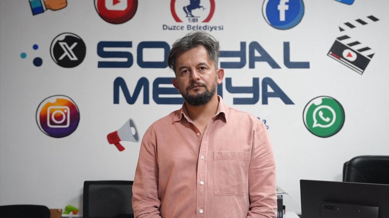 Düzce'de Temizlik İşçisinin Bayrak Duyarlılığı Gönülleri Kazandı