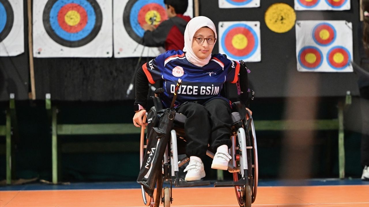 Düzce'li Asuman, ayrık omurga ile okçulukta yarış günlerine hazırlanıyor