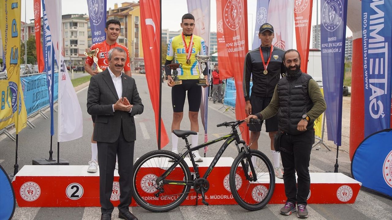 Edirne'de 16. Cumhuriyet Kupası Bisiklet Yarışı'nda Arda Tekirdağ Zaferi
