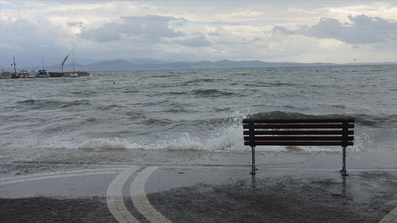 Edremit Körfezi'nde Lodos: 2 Balıkçı Teknesi Battı