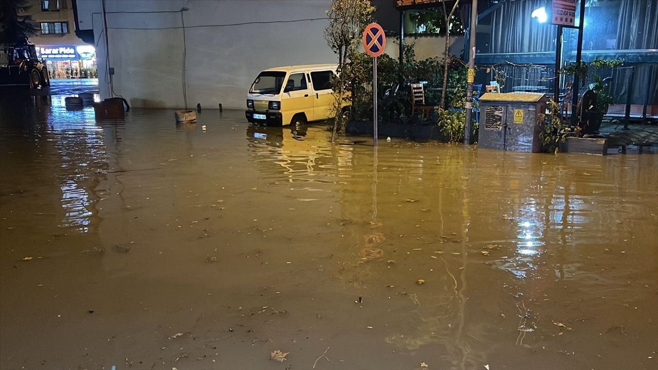 Edremit Körfezi'nde Sağanak: Edremit ve Burhaniye'de Su Baskınları