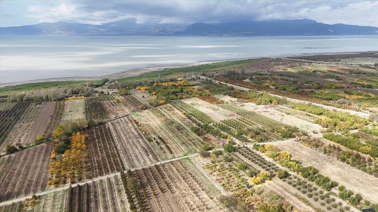 Eğirdir Gölü Sonbahar Renkleriyle Havadan Görüntülendi