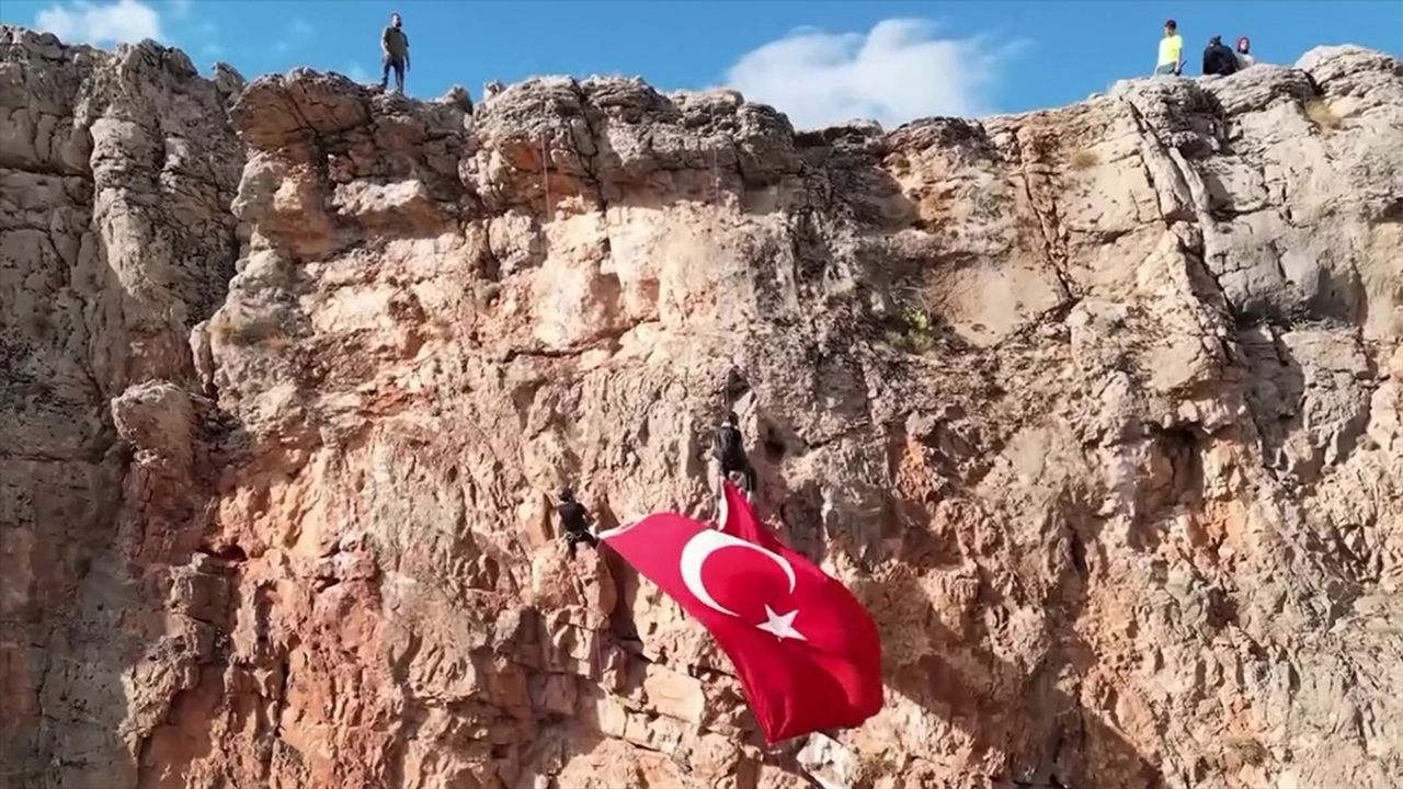 Elazığ'da dağcılar 102. yıla özel dev Türk bayrağıyla tırmandı