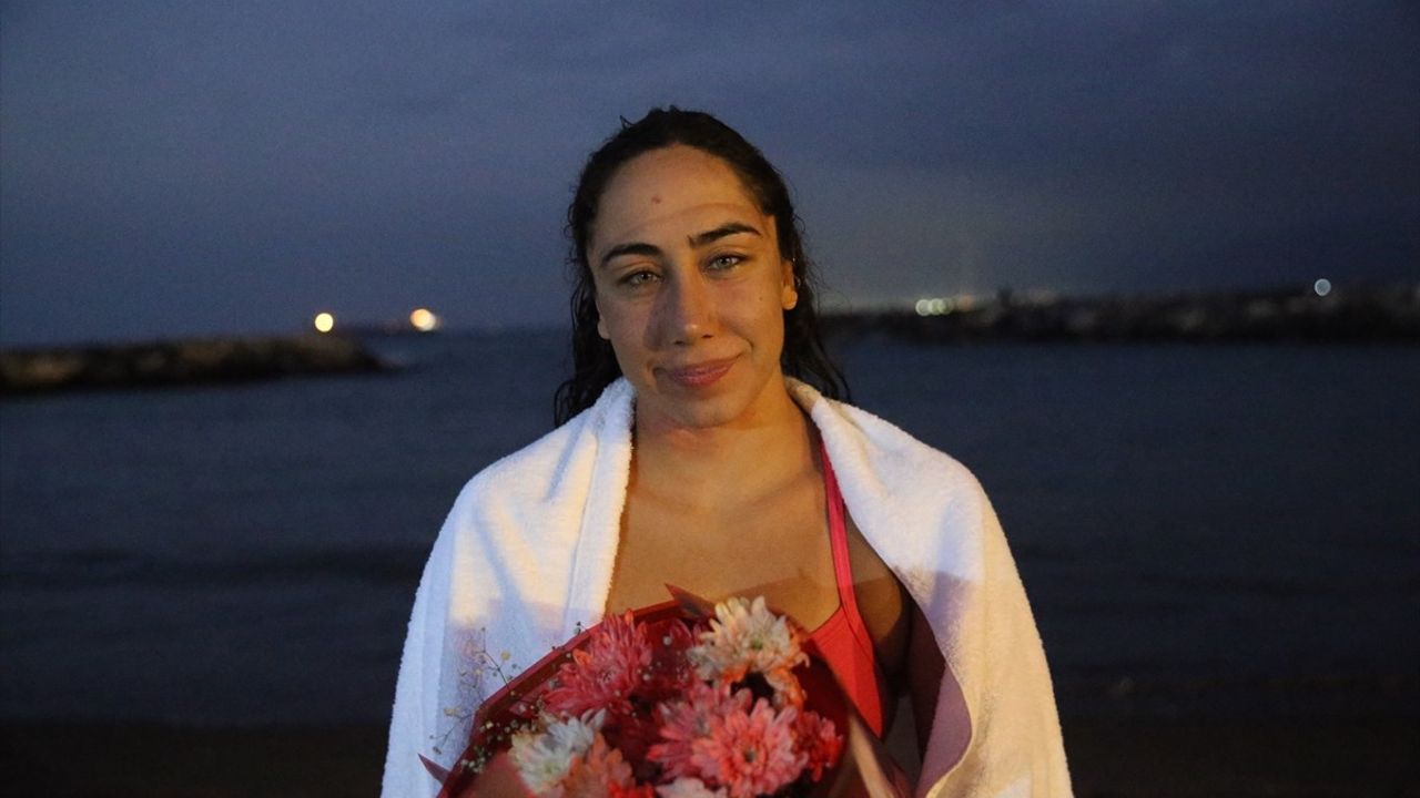 Elif Berke 39 km ile 5. İskenderun Körfezi Açık Deniz Yüzme Maratonu'nu Tamamladı